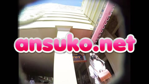 夢の国その３。無邪気なロリ娘の純白P。鮮明おパンツに興奮し声かけ!!【JK逆さ撮り】