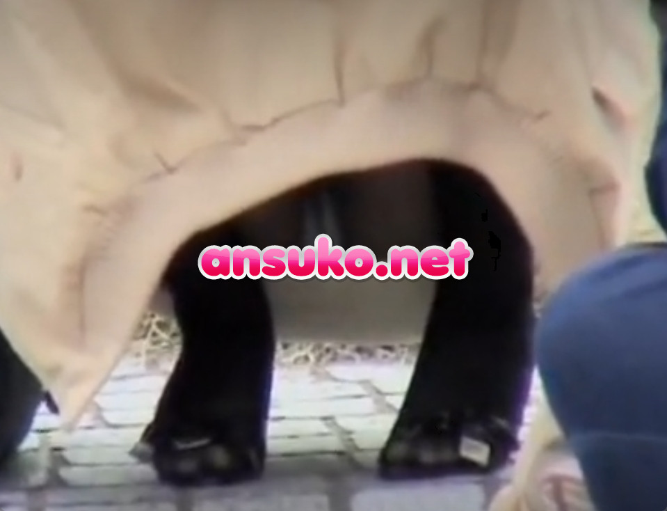 太ももだけでも抜けるって方におすすめの盗撮動画！白昼堂々と繁華街でｗ