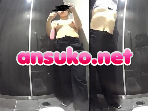トイレで裸になって自撮りし始める巨乳女