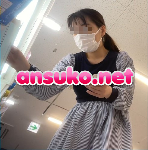 お姉さん4名　お尻突き出しパンチラ
