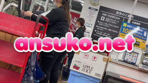 【ぽちゃ娘の爆尻】巨尻○ックオフ店員　カワイイ顔して下品な巨大尻w　ドカン！と飛び出すデッカいケツ！！【もはや性器】
