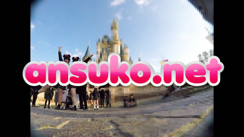 夢の国②　インスタ特定。城前で無邪気に写真撮ってるところの白P【JK逆さ撮り】