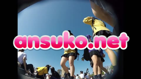 夢の国でアイドル系JK！集合写真撮りましょうか？同業者も狙うスカートの中身。【JK逆さ撮り】