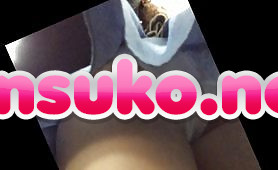 見上げるとパンチラ（本編目線なし）　～美人OLさんの青パンティーが眩しい～！学生さんも白パンティーで眩しい～！～