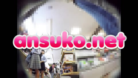 揺れるお尻、照らされるスカートの中。そして声かけフロント。【JK逆さ撮り】