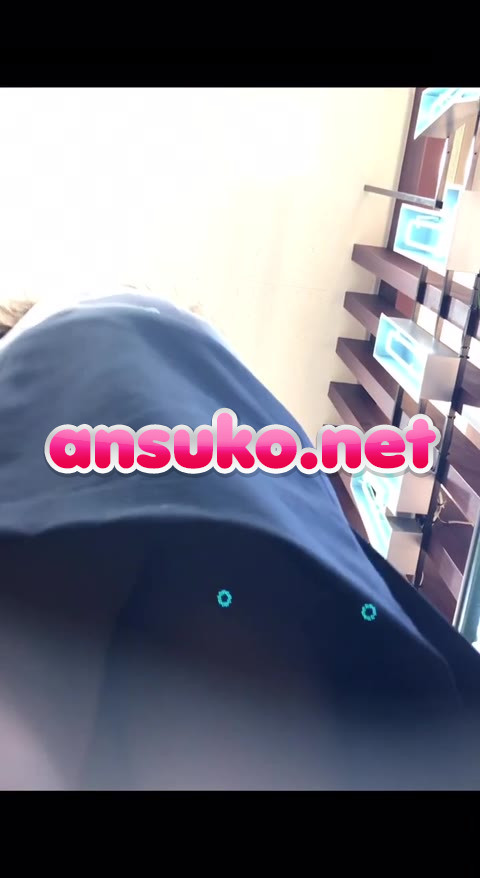 完全オリジナル素人逆さ撮り！肌色ストッキングの人妻(熟女)でスーツOLさん達に特攻しました！32号機(スマホ撮り)