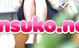 段差に無防備に座ったお姉さんのパンティを容赦なく撮影
