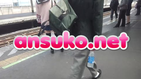 もうめくっちゃう！上玉制服Kのパンチラ