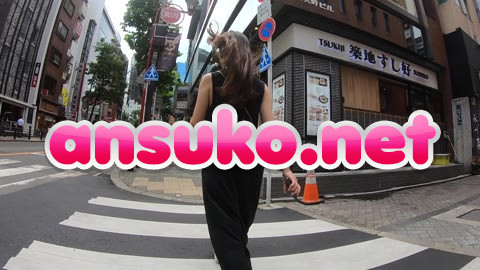 普通パンティで暴れ尻肉を抑える美女