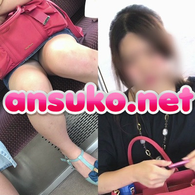 （顔出し期間限定版）電車対面パンチラ2019-PRE13-今どき可愛い美脚美肌JDの白パンティ接近戦