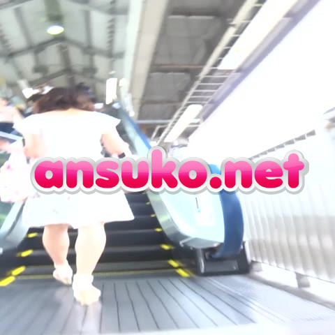 [★新作][★顔出し]パンチラ盗撮 かわいいOLさん 紺色パンツが尻に食い込み